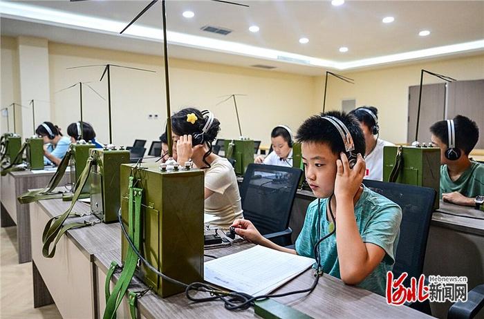 7月24日，孩子们在西柏坡研学实践教育基地，体验收发电报。 河北日报记者 李东宇摄