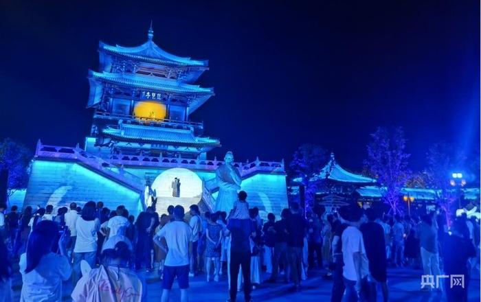 《浔梦琵琶亭》实景演出现场,吸引众多游客驻足观看(央广网发 陈龙 摄)