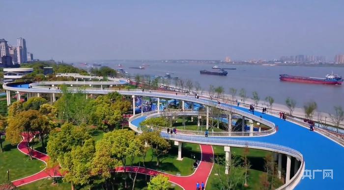 长江国家文化公园九江城区段,步道蜿蜒,绿树成荫(央广网记者郇康新 摄)
