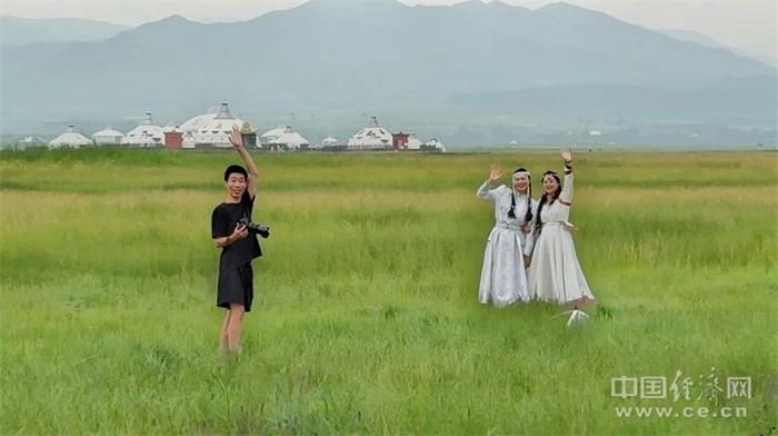 敕勒川草原吸引游客打卡。中国经济网 朱晓航/摄