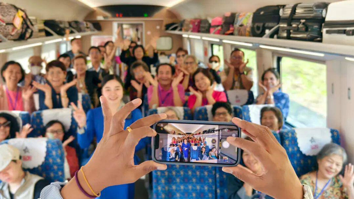 游客乘坐中老铁路国际旅客列车跨境旅行 图源：国铁昆明局